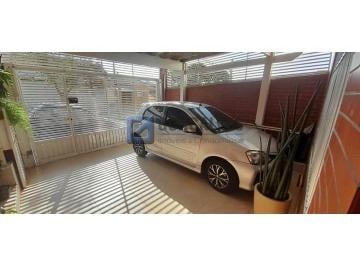 A (32) · Sobrado à venda em Vila Arapuã, SP | 3 quartos, 2 vagas