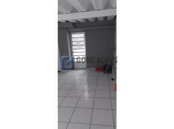 A (31) · Casa à venda em Rudge Ramos, SBC - 2 quartos, 2 vagas, piso laminado/porcelanato