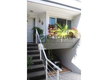 A (40) · Sobrado residencial com 3 suítes, espaço gourmet e 5 vagas em Jardim Copacabana