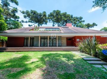 Casa · 698m² · 5 Quartos · 6 Vagas · Natureza, privacidade e conforto em um dos bairros
