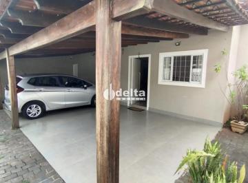 Casa · 360m² · 3 Quartos · 3 Vagas · Casa mobiliada com 3 quartos sendo 1 suíte, disponível para locação no bairro Umuarama em Uberlândia