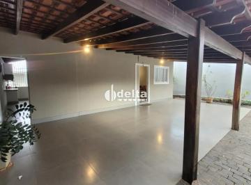 Casa · 360m² · 3 Quartos · 3 Vagas · Casa mobiliada com 3 quartos sendo 1 suíte, disponível para locação no bairro Umuarama em Uberlândia