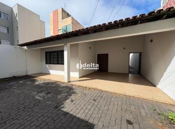 Casa · 290m² · 3 Quartos · 4 Vagas · Casa residencial com 3 quartos sendo 1 suíte disponível para locação no bairro Santa Mônica em Uberl