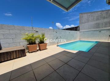 Piscina · Sobrado com 4 quartos e 5 vagas de garagem quadra mar em Matinhos
