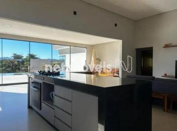 Casa · 250m² · 5 Quartos · 4 Vagas · Casa ampla em complexo residencial em condomínio consolidado, próximo à Belo Horizonte.