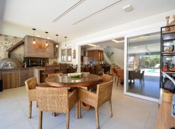 Casa · 251m² · 4 Quartos · 2 Vagas · Casa impecável com 4 quartos, sendo 2 suítes + escritório