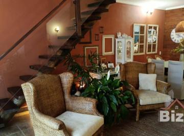 f3a11bee6e41516bdc25699d935b85c3a4105f4b · Excelente casa, construída com extremo bom gosto na Vila Progresso