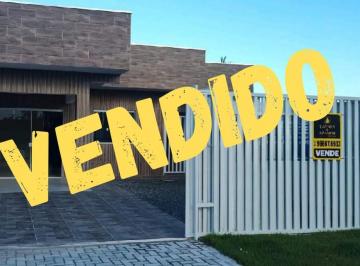 202504301055524125.png · Casa para Venda em Guaratuba, Cohapar, 3 dormitórios, 1 suíte, 1 banheiro, 1 vaga