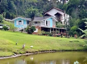 casa-em-condominio-com-vista-para-o-lago-a-venda-e1402557.jpeg · Casa em Condomínio com Vista para o Lago à Venda em Teresópolis RJ