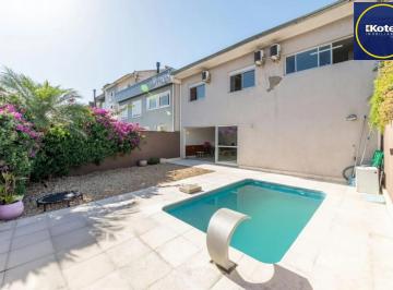 Casa · 215m² · 3 Quartos · 2 Vagas · Casa em condomínio de 3 quartos, 2 vagas e churrasqueira no Mário Quintana.