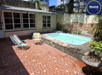 Casa · 109m² · 3 Quartos · 2 Vagas · Casa no Bairro Petrópolis, à 800 metros da Encol, com pátio e piscina.