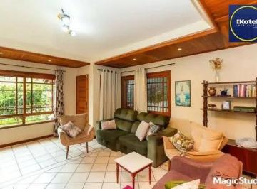 Casa · 235m² · 5 Quartos · 4 Vagas · Casa sobrado a Venda de 5 Quartos, 1 Suite e 4 Vagas de Garagem com 235M²privt.