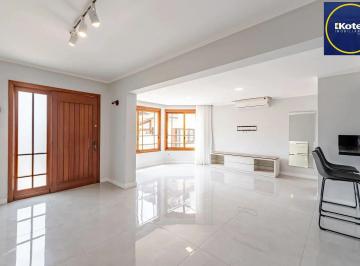 Casa · 214m² · 3 Quartos · 3 Vagas · Casa em condomínio com 3 dormitórios, suíte e 3 vagas.