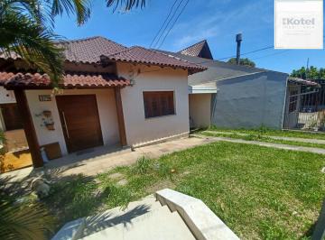 Casa · 189m² · 3 Quartos · 3 Vagas · Casa de 3 quartos, suíte e patio no bairro Medianeira em POA