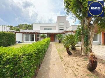 Casa · 200m² · 5 Quartos · 2 Vagas · Linda Residência em Condomínio Fechado no Bairro Pedra Redonda.