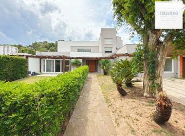 Casa · 200m² · 5 Quartos · 2 Vagas · Linda Residência em Condomínio Fechado no Bairro Pedra Redonda.
