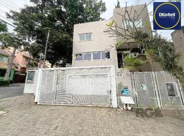 .jpg+2025-03-05 · Casa em Porto Alegre, no bairro Tristeza, com 3 dormitório(s), e 3 banheiros, à