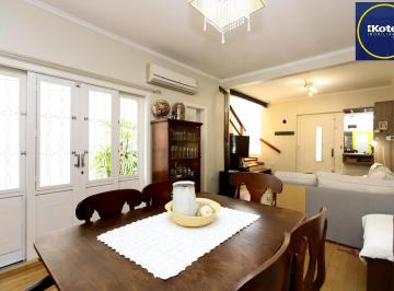 Casa · 217m² · 4 Quartos · 3 Vagas · Casa de 4 quartos, 3 banheiros, 3 vagas no bairro Rio Branco