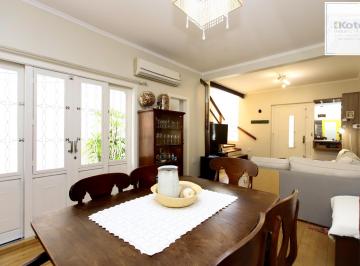 Casa · 217m² · 4 Quartos · 3 Vagas · Casa de 4 quartos, 3 banheiros, 3 vagas no bairro Rio Branco
