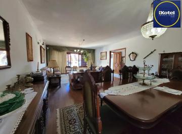 Casa · 390m² · 4 Quartos · 4 Vagas · Casa térrea com 04 quartos e com 04 vagas de garagem