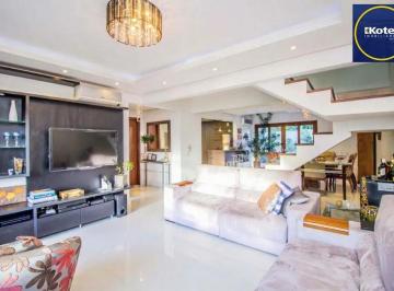 Casa · 241m² · 3 Quartos · 2 Vagas · Casa com 3 Dormitórios, Sendo 1 com Closet, Sótão e Pátio em Condomínio