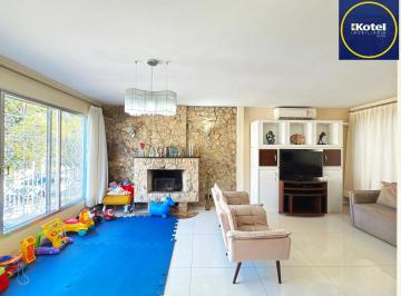 Casa · 250m² · 3 Quartos · 4 Vagas · Ótima residência com 4 dormitórios, lareira e piscina no coração do bairro Trist