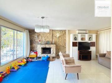 Casa · 250m² · 3 Quartos · 4 Vagas · Ótima residência com 4 dormitórios, lareira e piscina no coração do bairro Trist