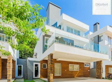Casa · 295m² · 3 Quartos · 4 Vagas · Viva o Privilégio de Ter o Guaíba como Quintal