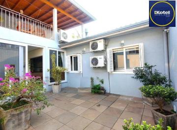 Casa · 220m² · 4 Quartos · 2 Vagas · Casa com 4 dormitórios, espaço gourmet e terraço na Zona Norte de Porto Alegre