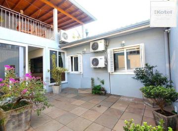 Casa · 220m² · 4 Quartos · 2 Vagas · Casa com 4 dormitórios, espaço gourmet e terraço na Zona Norte de Porto Alegre