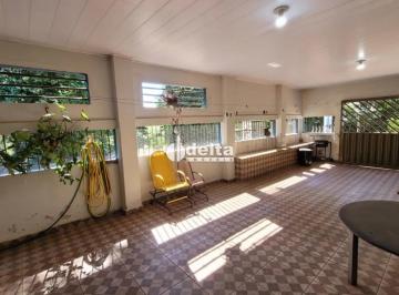 Casa · 200m² · 5 Quartos · 2 Vagas · Casa residencial com 5 quartos disponível para venda no bairro Alvorada em Uberlândia - MG.