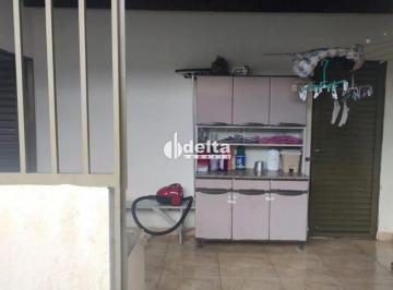 Casa · 240m² · 3 Quartos · 1 Vaga · Casa residencial com 3 quartos disponível para venda no bairro Santo Inácio em Uberlândia - MG.