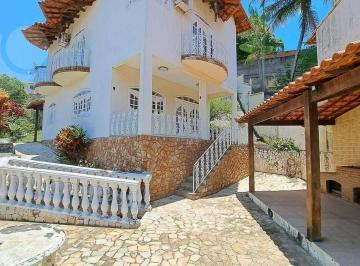 dc0fb6e84324407cf641196f0923419f3f6a9132 · Excelente casa em condomínio, em centro de terreno, com amplos espaços internos e externos e ótima l
