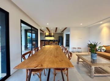 Casa de 4 quartos, Campos do Jordão · Arquitetura Inclusiva e Sofisticação: O Refúgio sem Barreiras na Mantiqueira
