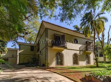 Casa · 620m² · 5 Quartos · 8 Vagas · Elegância Atemporal em Meio ao Verde do Jardim América