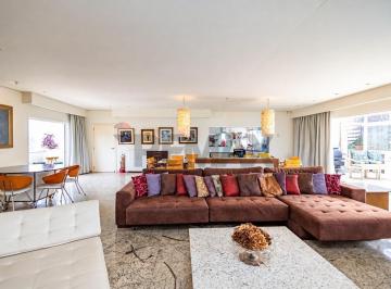 Casa · 482m² · 2 Quartos · 3 Vagas · Casa bairro Bigorrilho, com 2 quartos,sendo 1 suíte master,3 vagas,piscina coberta e aquecida ,482 m