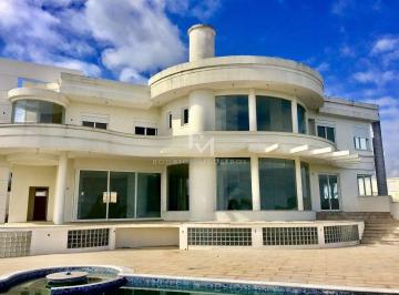 b76326d0-9d3c-4ea6-b5aa-568a53dddac8-17688302921885.jpg · Casa com 6 suítes e vista mar em Florianópolis-SC