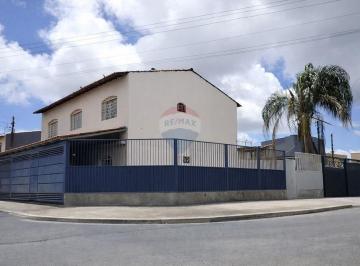Casa · 250m² · 4 Quartos · 3 Vagas · CASA AMPLA DE ESQUINA COM 4 QUARTOS EM SANTA MARIA