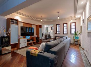 Casa · 321m² · 3 Quartos · 2 Vagas · Sobrado semi mobiliado para locação em Utinga – 3 suítes, 4 vagas e área gourmet!