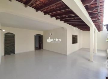 Casa · 180m² · 3 Quartos · 2 Vagas · Casa residencial com 03 quartos sendo 01 suíte, disponível para locação no bairro Custódio Pereira e
