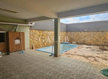 Foto 01 · Casa à venda no centro da cidade com 3 quartos, piscina, garagem para 4 carros