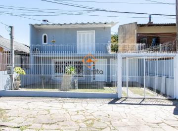 Casa · 250m² · 3 Quartos · 3 Vagas · Casa de alvenaria, com 3 quartos, 1 suíte e 3 vagas de garagem.