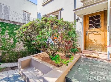 Casa · 210m² · 4 Quartos · 3 Vagas · Casa impecável na Lopo Gonçalves com 4 dormitórios, garagem e pátio amplo