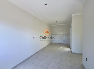 Living · Casa em condomínio com 2 dormitórios, vaga de garagem e churrasqueira na Olaria