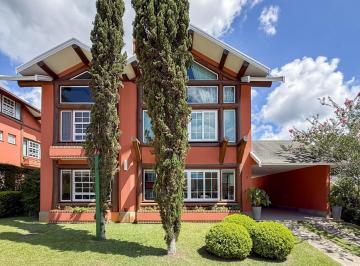 Casa · 266m² · 4 Quartos · 2 Vagas · Casa com 4 quartos no bairro de Iucas, Teresópolis