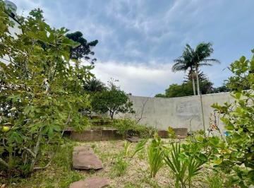 Casa · 144m² · 2 Quartos · 3 Vagas · Casa com living integrado, churrasqueira e amplo terreno