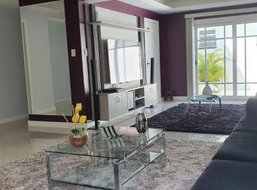 Casa · 205m² · 3 Quartos · 3 Vagas · Casa térrea com 3 dormitórios, suíte e 3 vagas.