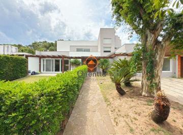 Casa · 200m² · 5 Quartos · 2 Vagas · Linda Residência em Condomínio Fechado no Bairro Pedra Redonda.
