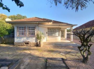 .jpg+2025-03-04 · Casa em Porto Alegre, no bairro Vila Nova, com 3 dormitório(s), e 3 banheiros, à