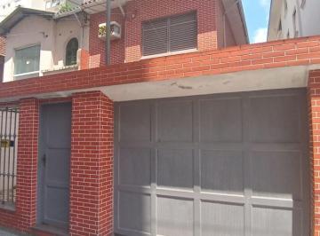 Casa · 220m² · 2 Quartos · 2 Vagas · Casa sobrado de dois dormitórios na quadra da praia. 220 m2